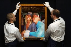 Девушка попросила убрать незнакомца с помолвочного снимка, а за дело взялись фотошоп-тролли