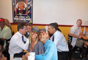 Девушка попросила убрать незнакомца с помолвочного снимка, а за дело взялись фотошоп-тролли