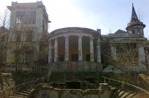 В Кинешме Ивановской области, усадьба Севрюговых (клуб 2-й фабрики в 70-х) и теперешнее состояние (хозяин какой-то ивановский институт)