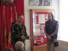 Вот запись о брате Лонгине Першине. Наш отряд как раз из Старой Руссы. А д.Борисово совсем недалеко от города. Найдем ли второго брата?...
Позавчера проводили в путь домой в Новосибирскую область еще одного ранее Неизвестного Солдата, числившегося пропавшим без вести с 1943 года. За ним приехал правнук. И у этого правнука в этот день родился сын.