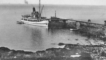 Мимоза Нуармутье

Легендарный  Титаник , стяжавший себе мрачную славу в истории судоходства трагической гибелью полутора тысяч человек, считался в свое время самым большим пароходом в мире. Его водоизмещение составляло 66 000 т, длина 268 м, ширина 33 м, высота борта 36 м.

Пароход, о котором пойдет речь, вполне можно было бы перевезти на  Титанике , поставив поперек палубы: его длина была меньше ширины  Титаника ... Назывался этот пароход  Сен-Филибер . Водоизмещение 189 т, длина 32,1 м, ширина 6 и высота борта 2,61 м.

 Сен-Филибер    этот пигмей в печальном реестре летописей морских катастроф   унес 15 июня 1931 г. на морское дно полтысячи человек, что составляет одну треть жертв  Титаника .

 Сен-Филибер  построили в 1923 г. на верфях Сен-Назера во Франции по заказу  Нантского общества судоходства . Это было экскурсионно-прогулочное судно озерного типа. Тупоносое, почти плоскодонное, с одной трубой и одной мачтой. Почти от бака до самой кормы его главная палуба была занята двумя пассажирскими салонами первого и второго классов. Над салонами была еще одна открытая палуба со скамейками для экскурсантов. Хотя мощность паровой машины  Сен-Филибера  составляла всего 23 л. с., его труба возвышалась над палубой на 8 м. Это вместе с высоко расположенной, походившей на будку кассирши, рулевой рубкой делало пароход похожим на буксир.

Несмотря на свои скромные размеры и тоннаж,  Сен-Филибер   имел свидетельство на перевозку 500 пассажиров. Как могло случиться, что такому небольшому по размерам судну выдали такое свидетельство? На этот вопрос вряд ли кто теперь сможет дать ответ. Во Франции до сих пор стараются умалчивать, об этом скорбном происшествии, поскольку эта катастрофа   одна из самых мрачных страниц в истории судоходства страны. Владельцам пароходства хорошо было известно, что когда  Сен-Филибер  отваливал от причала и пассажиры собирались на одном борту, чтобы видеть провожающих, крен парохода в эту сторону достигал почти 10 . Но поскольку  Сен-Филибер  в основном плавал по реке, власти классификационного общества  Бюро Веритас  с этим мирились.

Восемь лет  Сен-Филибер  обслуживал регулярную пассажирскую линию Нант   Сен-Назер.

Однажды летом 1931 г. дирекция одной ткацкой фабрики Нанта обратилась к владельцам  Сен-Филибера  с просьбой нанять пароход на воскресенье 15 июня для экскурсии на Нуармутье   большой живописный остров, расположенный в Бискайском заливе в 15 милях от устья Луары, что славился своими дубовыми рощами и мимозами.  Нантское общество судоходства  согласилось снять на один день пароход с линии и продало дирекции фабрики 500 билетов.

Воскресное утро 15 июня 1931 г. не обещало экскурсантам ясного солнечного дня. Это была та погода, которую французы называют  четыре времени года за день .

Перед рассветом моросил мелкий дождь, потом он кончился, и задул ровный юго-восточный бриз, который согнал в сторону залива облака и дал, наконец, солнцу возможность порадовать обитателей Нанта.

Несмотря на ранний час, на речной пассажирской пристани собралось около трех тысяч человек провожающих. Семьи ткачей пришли проводить своих близких, отправлявшихся в интересную поездку. Среди шума и веселья толпы то и дело слышались наказы:  Привезите мимозу!   Не забудьте мимозу, мимозу Нуармутье! 

Ровно в 7 часов убрали сходню, и  Сен-Филибер  отошел от пристани. Через три с половиной часа хода пароход в Сен-Назере сделал небольшую остановку и снова двинулся вниз по реке. Ветер, дувший от юго-запада, перешел к югу и усилился. Пароход еще не вышел в залив, а его уже качало на крутых мутных волнах Лауры. У многих экскурсантов началась морская болезнь.

Наконец, через два часа, судно привалилось к деревянному пирсу острова Нуармутье. Пассажиры, взяв с собой корзины с припасами и одеяла, отправились на пикник в дубовые рощи Нуармутье за мимозой. Прошло часа три. К полудню южный ветер усилился, и капитан  Сен-Филибера  Олив поспешил выйти в обратный рейс.

Около тридцати пассажиров, которые укачались по пути из Сен-Назера, предпочли остаться на острове. Они решили дождаться отлива и по узкой дамбе, которая соединяла остров с материком, добраться домой пешком.

Когда пароход отошел от пирса, ветер задувал уже с запада. Со стороны Биская он гнал к устью реки  барашки . Погода ухудшалась с каждым часом. Едва пароход вышел из-за прикрытия острова, ветер обрушился на его левый борт. Через фальшборт в окна салонов летела белая пена, сорванная с верхушек волн.

Пароход раскачивался все сильнее и сильнее. Из-за небольшой осадки и высокой палубной настройки  Сен-Филибер  дрейфовал под ветер. Все труднее и труднее было удерживать его на курсе, хотя паровая машина работала на предельных оборотах.

Расстояние от северной оконечности Нуармутье до мыса Сен-Жильда, что у южного края эстуария Луары, сравнительно небольшое. Обогнув этот мыс,  Сен-Филибер  имел бы ветер с кормы и, подгоняемый им, быстро бы вошел в устье реки. Но, огибая Сен-Жильду, пароход подставил ветру весь левый борт и накренился еще сильнее. Большая волна выбила несколько стекол в салоне первого класса. Находившиеся там пассажиры испугались и бросились из салона на палубу подветренного борта. Этого оказалось достаточно, чтобы уже накренившийся на правый борт пароход накренился еще больше и не смог уже выпрямиться.

 Сен-Филибер  лег на воду бортом и был накрыт набежавшей волной. Он исчез под водой меньше чем за минуту... Там, где только что был пароход с 500 пассажирами, гуляли волны и дул ветер.

Позже, во время разбора причин катастрофы, наблюдатель спасательной станции на мысе Сен-Жильда сообщил:  Я наблюдал за судном в бинокль. Когда оно подошло к бую отмели Шателье, я на мгновение отвел взгляд в сторону. Я подчеркиваю, только на мгновение. И когда опять посмотрел на то же место, парохода там уже не было. Этот участок залива был пустынен, видны были одни волны. Я подумал сначала, что пароход скрылся в пене брызг, но на самом деле он уже исчез в волнах... .

 Сен-Филибер  пошел ко дну между буями  L-2  и  L-3 , ограждающими отмель Шателье у мыса Сен-Жильда, примерно в 8 милях юго-западнее Сен-Назера. Хотя помощь прибыла через полчаса, спасли всего семь человек. Лоцманский бот вытащил из воды шесть человек, которые плавали, ухватившись за деревянную скамейку, смытую с палубы парохода. Позже шедший из Сен-Назера буксир снял с буя  L-2  еще одного человека.

Весь вечер и всю ночь в Нанте у здания судоходного общества бушевала толпа людей. Родственники погибших требовали от судовладельцев ответа за гибель своих жен, отцов, детей. Почему выпустили речной пароход в Бискайский залив? Почему на судне не было ни спасательных шлюпок, ни спасательных кругов? Почему капитан Олив вышел в обратный рейс? Где 500 пассажиров?

Хозяева  Нантской судоходной компании  не могли ответить на все эти  почему  и  где  . Не мог дать на них ответа и сам министр судоходства Франции. Единственное, что он мог сделать, это официально объявить, что  Сен-Филибер  был опрокинут шквалом и что число жертв составило 342 человека. Но это была ложь.

На ткацкой фабрике Нанта подсчет оказался точнее. Выяснилось, что на пароходе было продано ровно 500 билетов и что на острове осталось 28 человек. На детей меньше семи лет билетов не брали, а большинство экскурсантов отправилось на остров с детьми. Это вскоре подтвердилось горьким фактом:

Через три дня течение Биская прибило к берегам островов Олерон и Фэ, а также к мысу Сен-Жильда около ста детских трупов. Потом море стало выбрасывать на побережье трупы женщин и мужчин.

Через несколько месяцев, когда волнения в Нанте и в Сен-Назере стихли, министерство судоходства Франции внесло в свой отчет поправку: оно сообщило, что число жертв катастрофы составило 462 человека. Эта цифра была получена из подсчета проданных билетов (500), числа команды парохода (7), числа оставшихся на острове экскурсантов (28) и числа спасенных (7). Но и это не были точные цифры жертв.

Еще много дней после катастрофы ветер и течения Биская приносили к берегам Франции венки и веточки мимозы, которой так славится остров Нуармутье... Говорят, что те, кто находил их у моря, отвозили в Нант на братскую могилу жертв злополучного  Сен-Филибера .