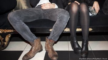 Ох,скатится Европа в маразматическое днище,если и дальше будет слушать феминисток,п.и.д.о.р.о.в,толерастов и прочее отребье!!!!!!!!!!!как сидел,так и буду сидеть,если место позволяет и пусть эти обиженные жизнью неудовлетворённые истерички-феминистки засунут своё мнение к себе в вагину,раз не могут найти ей лучшего применения...