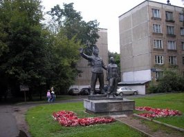 На Бескудниковском бульваре стоит памятник строителям: