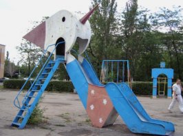 А еще говорят, что советские детские площаки страшные.