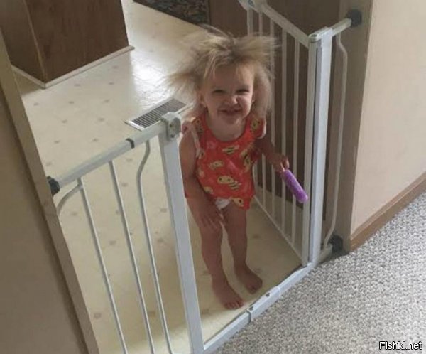 Походу я знаю, кем будет мелкая когда подрастет. Моська хитрющщая, точно рок это ее призвание.