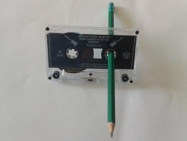 Вот, кстати, ни фига таким карандашом кассету нормально не перемотать. Он проскальзывает в зацеплялках этих. Нужно под углом кассету держать, а это не у всех получается. Лучше всего ручкой одноразовой мотать.