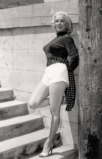 Что у неё с ногой?