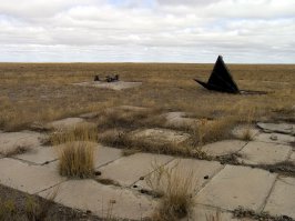 Упал Союз-11 в 40 км. от поселка Шалгинский (бывшая 55 ГРП) Джезказганской области 47 21 24  с. ш. 70 07 17  в. д. 
В 73 году установили памятный знак, а уже в 74-75 году поставили памятный монумент. Смотрите видео из личного архива, выкладываю впервые. Съемки первого видео сделаны в 1974 году, второго в 1976. Как мне рассказывали в конце 2008 он был раздербанен на металлолом. 
Ровно год назад состоялось открытие восстановленного памятника "Трем Героям".