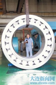 На первом фото с работягами - самый большой спиннер из истории производства SKF