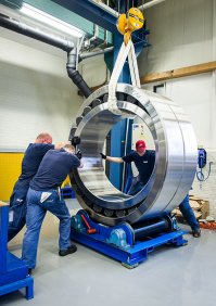 На первом фото с работягами - самый большой спиннер из истории производства SKF