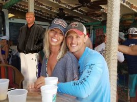 Девушка попросила убрать незнакомца с помолвочного снимка, а за дело взялись фотошоп-тролли