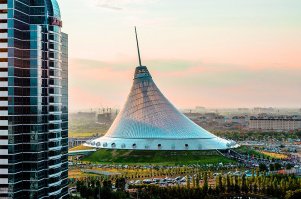 Хан-Шатыр ващет не из стекла, а из полиэтилена )))