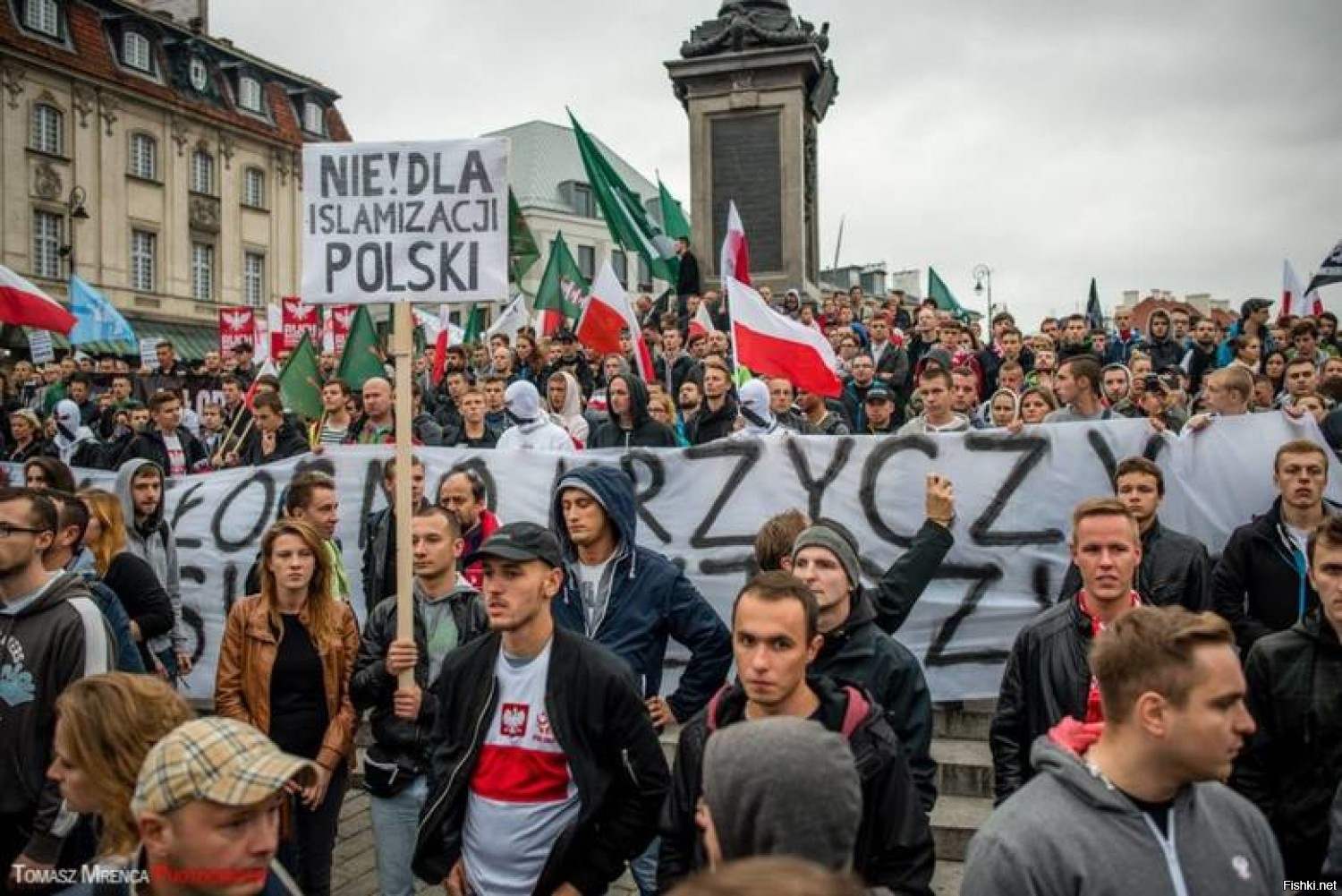 Поляки против россии. Протесты против мигрантов. Украинские митинги в Европе. Митинг в Польше. Митинги против мигрантов в Европе.