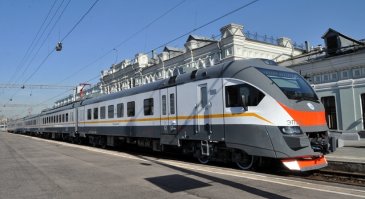 На Рижском направлении Московской железной дороги много новых поездов ЭП2Д. В новостях пишут, что до конца года полностью обновят парк. Стал получать удовольствие от езды на работу. Комфортно, тихо, Wi-Fi, кондиционер. Сел книгу читать, 30 минут и ты в центре. Месячный абонемент по моему маршруту сопоставим по цене с одним баком бензина.
