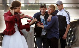 Эта понравилась! Душевная такая и "пацанва с раёна" ещё не потеряна :)
