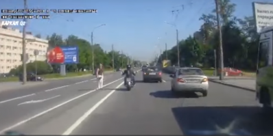 Момент включения "поворотников"
Ни о какой "мертвой зоне" и речи нет. 
Водитель тупо не посмотрел в зеркало. Не говоря уже о совершении поворота (разворота) через двойную сплошную.