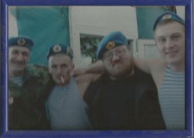 Утверждает, что он второй справа.