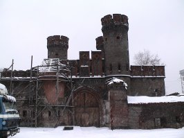 Очень хорошо, что не всё меняется в этом мире к худшему. Я помню эти ворота в ином виде, в удовольствием посмотрю в обновлённом, надо бы как то в Калиниград выбраться. Ниже фото зима 2006-го