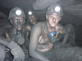 Вот знаешь, сидя у компа конечно легко и просто рассуждать что в офисе капец как тяжко вам, интеллектуалам. Только в следующий раз, когда соберешься кичиться своим тяжелейшим трудом, вспомни про этих людей. Благодаря им ты сидишь в теплом офисе перед компом с электричеством и теплом на мягком стуле с едой в холодильнике. А ведь по сути большая часть офисных работников во многих фирмах это бесполезный балласт, а те, кто действительно занимается интеллектуальным трудом, не так уж и много.