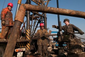 Вот знаешь, сидя у компа конечно легко и просто рассуждать что в офисе капец как тяжко вам, интеллектуалам. Только в следующий раз, когда соберешься кичиться своим тяжелейшим трудом, вспомни про этих людей. Благодаря им ты сидишь в теплом офисе перед компом с электричеством и теплом на мягком стуле с едой в холодильнике. А ведь по сути большая часть офисных работников во многих фирмах это бесполезный балласт, а те, кто действительно занимается интеллектуальным трудом, не так уж и много.