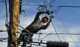 Вот знаешь, сидя у компа конечно легко и просто рассуждать что в офисе капец как тяжко вам, интеллектуалам. Только в следующий раз, когда соберешься кичиться своим тяжелейшим трудом, вспомни про этих людей. Благодаря им ты сидишь в теплом офисе перед компом с электричеством и теплом на мягком стуле с едой в холодильнике. А ведь по сути большая часть офисных работников во многих фирмах это бесполезный балласт, а те, кто действительно занимается интеллектуальным трудом, не так уж и много.