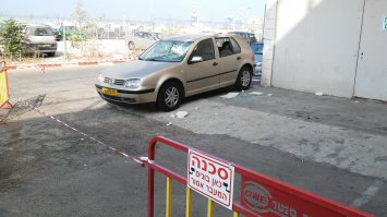 Дерево упало на автомобиль? Что здесь такого?
Вот гораздо интереснее:
"Преступление и наказание"
Припаркованный в неположенном месте автомобиль, перекрывший проход по тротуару, был наказан давно не ремонтировавшимся зданием. 
(лично фотографировал)