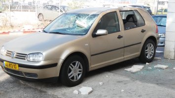 Дерево упало на автомобиль? Что здесь такого?
Вот гораздо интереснее:
"Преступление и наказание"
Припаркованный в неположенном месте автомобиль, перекрывший проход по тротуару, был наказан давно не ремонтировавшимся зданием. 
(лично фотографировал)