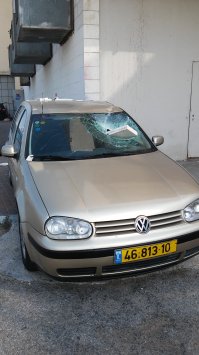 Дерево упало на автомобиль? Что здесь такого?
Вот гораздо интереснее:
"Преступление и наказание"
Припаркованный в неположенном месте автомобиль, перекрывший проход по тротуару, был наказан давно не ремонтировавшимся зданием. 
(лично фотографировал)