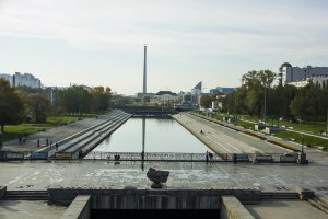 До сих пор так и стоит. Доводить до ума или разобрать слишком дорого. Один из негласных символов города. Вашингтон прям=)