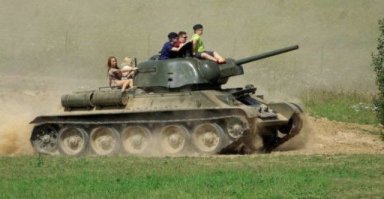 Детей на броне возить??? Аналог дебилов из Челябинска на лодке.