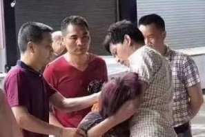 Да по ходу чувак в красной футболе ей всёк не по детски, в клетчатой рубашке держит чтоб не свалила, третий допытывается как она бабки отдавать будет.