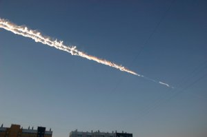 У Чебаркульского метеорита такой же был двойной след и также закручивался. Сам видел. А в Челябинске многие разглядели полет металлического цилиндра