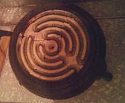 Если у вас так, то вынужден вас разочаровать, такая штука называется электрическая плитка с нихромовой спиралью, такая у бабушки была, может где и сейчас валяется в старом доме. 
А у микроволновки несколько другой принцип работы. :)