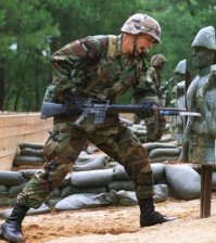 Использовать автомат, как дубину и копье можно только в самых безвыходных ситуациях. 
Но амеры пошли дальше и просто каждому солдату положен пистолет Беретта для близкого боя...