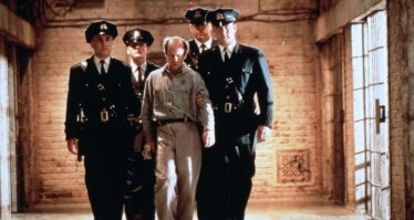 Нормальная тема. Народ, это ведь заявляют не диванные боты, а те, кто присутствовал. Они видели корчи осужденных и просят не отменить смертную казнь, а использовать другие препараты.
Вспомните "Зеленая миля" когда губку не намочили водой и зрителей стало мутить. Сейчас столько всякой интересной химии есть, что заменить не особо сложно.