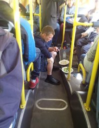 Чел в инстаграм просто еду фотает, приспичило в дороге сделвть эффектный кадр))