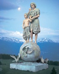 Можно было хоть пару-тройку её скульптур выложить.