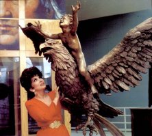 Можно было хоть пару-тройку её скульптур выложить.