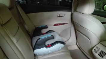 Хоть моему спиногрызу сейчас 5 лет при росте 1.40 м , всё равно катаю его на такой приблуде. Низковат он для стандартного ремня безопасности.