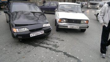 На любой другой машине при такой аварии повреждения бы были обширные, но незначительные. Daewoo же нам в очередной раз показывает свою "сверхбезопасность"!
Она даже несравнима с нашей классикой жигулей - на фото ниже автомобиль той же модели, что и на видео не подлежит восстановлению.. повело весь кузов до самой задницы.
Так же на форумах владельцы отписываются, что при незначительных повреждениях (въехать в колодец, яму или получить легкий удар в бок) у данной daewoо отказывает рулевое управление и тормоза. На нашем видео в принципе тоже самое - наезд на бордюр и дальше просто ожидание аварии.
По краш тесту в просторах интернета нет ни одного видео. Было одно видео неофициального краш теста, но его удалили со всех ресурсов.
.....и немножко информации с Википедии: "С 1 января 2005 года продаваемые в Европе автомобили (в том числе произведённые на Украине) были также переименованы (с Daewoo на Chevrolet). В Южной Африке, Таиланде и Ближнем Востоке модели Daewoo к тому времени уже продавались как Chevrolet. Лишь в Южной Корее, Узбекистане и Вьетнаме марка Daewoo просуществовала более длительный период. Однако, в начале 2011 года было объявлено, что из-за крайне неоднозначной репутации концерна в Южной Корее, связанной с громкими финансовыми скандалами и махинациями, Дженерал Моторс отказывается от использования названия Daewoo. В Узбекистане бренд  УзДэу  переименован в Ravon 8 октября 2015 года[1]. О перспективах бренда во Вьетнаме пока ничего не сообщалось."