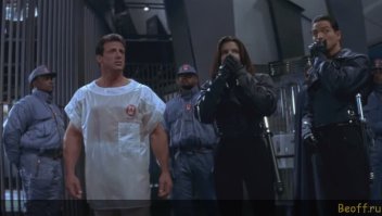 Давайте ограничимся основными гражданскими, уголовными и административными законам. Запреты и регламентирования нельзя доводить до абсурда. В тонком чувствовании границ разумного и состоит задача правительства и общества (по идее).
А про полный запрет на все, что опасно, великолепно пофантазировали в кинутопии "Разрушитель":
" - Дай мне "Мальборо". Сигарета. Любую сигарету.
- Курение вредно для вас. Всё, что вредно, нехорошо. Незаконно. Алкоголь, кофеин,
контактный спорт, мясо... Ругательства, шоколад, бензин и острая пища. Аборты незаконны, беременность тоже, если у вас нет разрешения."