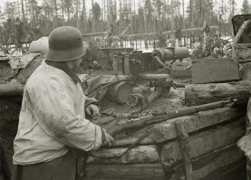 Интересное фото. У данного бойца винтовка М-39 переделанная из нашей "Мосинки", вероятно трофей зимней войны.