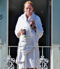 Ума нервно курит в стороне!