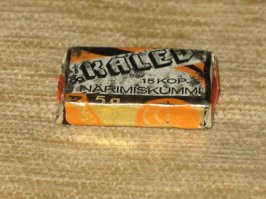 А мой вкус детства это апельсиновая и мятная жвачка в Вильнюсе. Шел 1975 год, мы школьники приехали на турпоезде в столицу Советской Литвы, там открыли первый завод в СССР по выпуску жевательной резинки... После всех экскурсий был поход в ближайший гастроном, а там... 
Вот что-то типа такого: