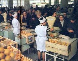 Пожалуйста. Вот вам ТРИ фотки! Что там дальше по методичке будет? Очередь за молоком в 4 утра или колбасная электричка?
Яблоки, груши, лимоны -были круглогодично.
Виноград, персики, абрикосы, дыни, апельсины, арбузы, черешня и клубника -сезонно.
Бананы, мандарины, ананасы -к праздникам.
Манго, папайю- никогда не пробовал (и сейчас не ем).
 Все остальное время года НАТУРАЛЬНЫЕ соки и консервированные фрукты по смешным ценам.

 Все дети были откормленные, на витаминизированные, с утра до ночи носились на свежем воздухе (не было таких заморышей, что видел в детсаде , куда дочка ходит) сейчас читаю про "очередь за хлебом  по номеру, занимали с 4 утра, колбасы вообще не было" - и приходит понимание, не зря при Сталине таких брехунов сажали, не зря.