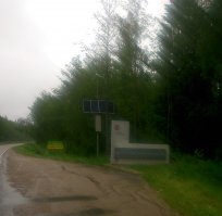 ВЕТРЯК И СОЛНЕЧНАЯ ПАНЕЛЬ. В ЛЕСУ.