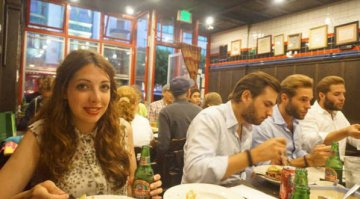 Выглядит как начало порнофильма)))