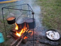 Вот так выглядит походная кухня. А мужик прото натолкал в багажник бесполезных ящиков заняв все место под рюкзаки, палатки, спальники и гитару. Короче не турист он нифига.