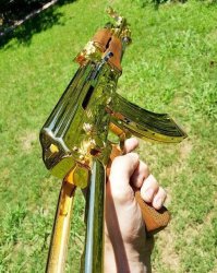 Золотой калаш - как бодибилдер, красивый, но ничего не может.