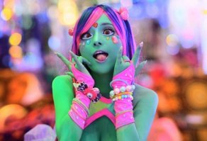 а это какая-то еще и косоглазая....